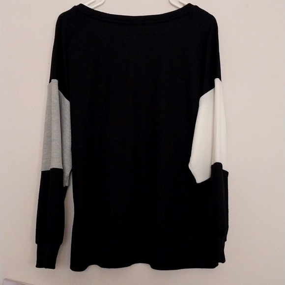 Cleo Long Sleeve Top V-neck line sz Medium - Picture 7 of 8